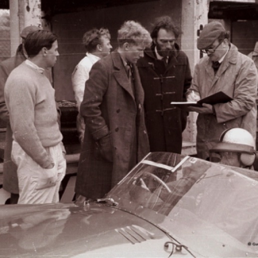 Pendant les essais aux 1000 km du Nurburgring 1961 : au volant , Bruce McLaren